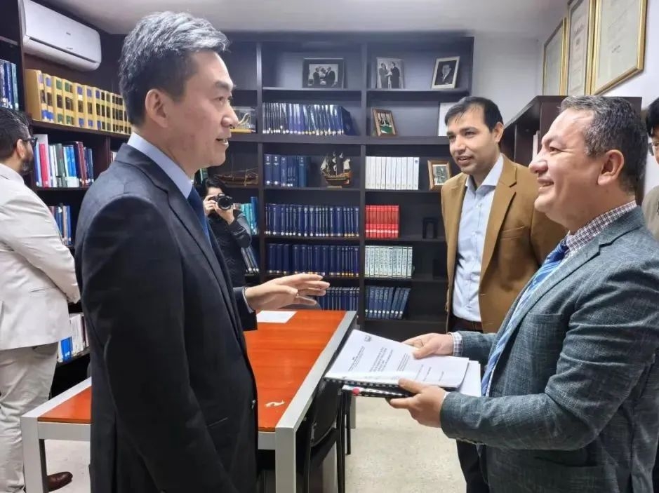 20241222005919021300.jpg 参观国际海商法学院图书馆