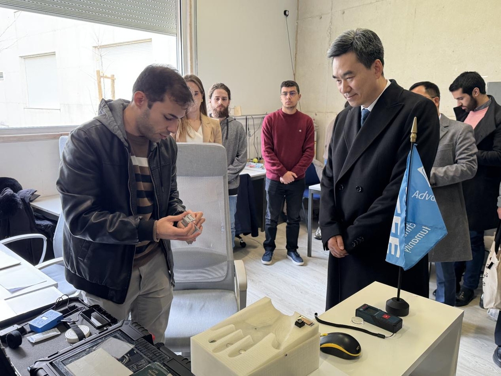 20241222005919451700.jpg 参观奥克塔维安教授数字技术和自动化实验室