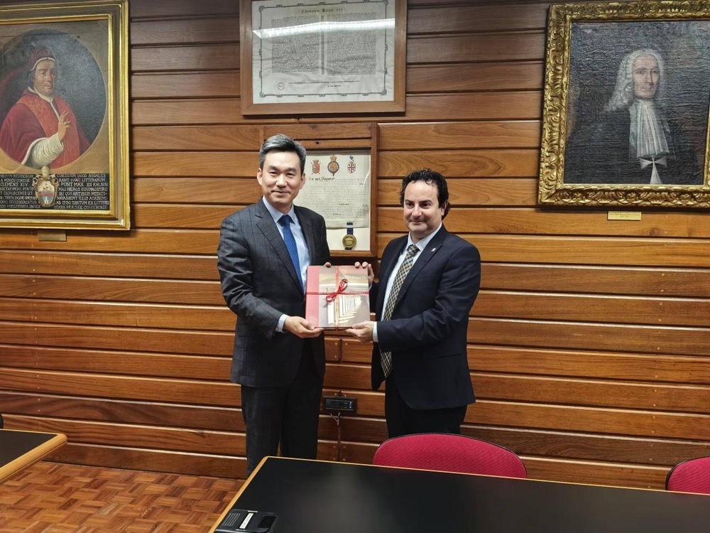 20241222005919160700.jpg 与马耳他大学常务副校长弗兰克•J•贝齐纳互赠纪念品