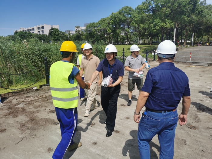 看望图书馆及河道防腐木维修改造工程一线建设者