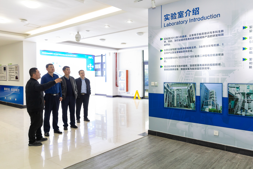 20250302061911036000.jpg 参观学校船舶综合机舱实验室