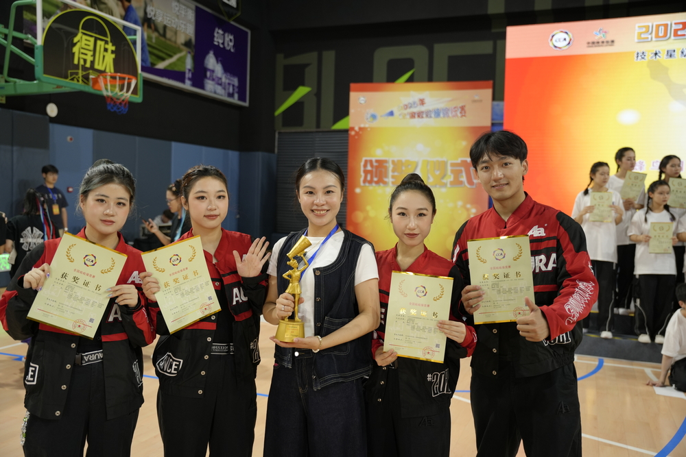 郑茜老师和刘子暄、孙麒麒、周洋骏峰、徐乐文4位队长合影