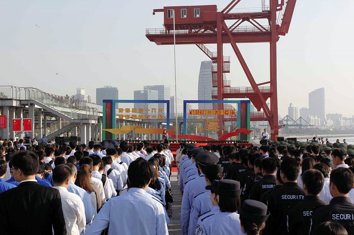 上海各界人士参与国庆升旗仪式