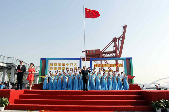 我校合唱团在升旗仪式中带领全场观众齐唱《歌唱祖国》