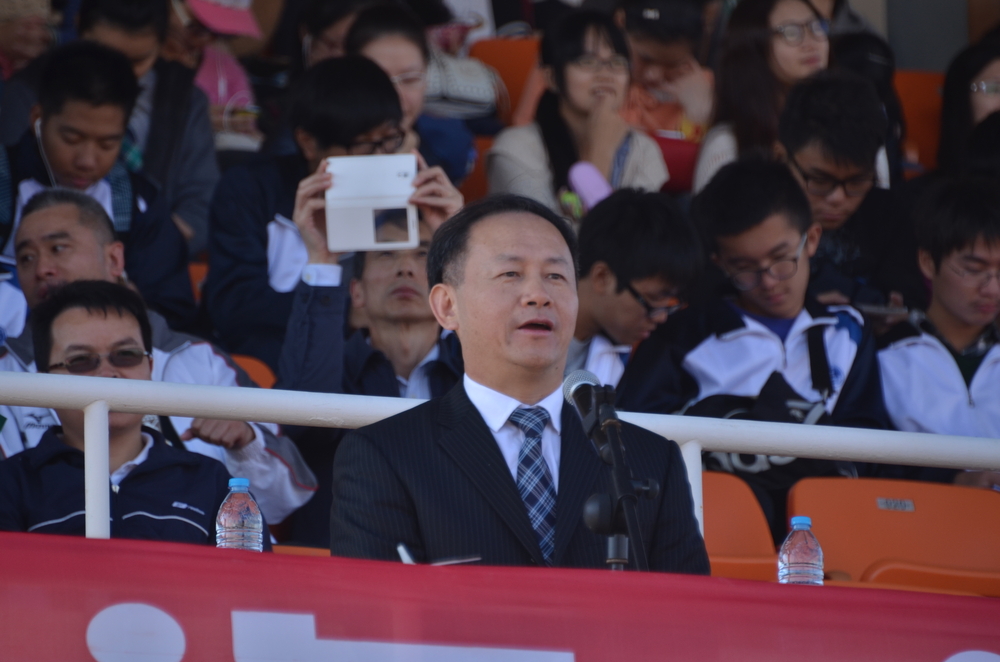 金永兴副校长宣布运动会开幕