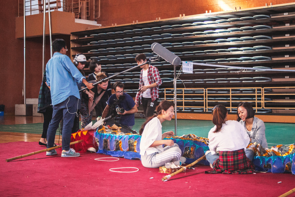 中瑞团队拍摄我校舞龙队