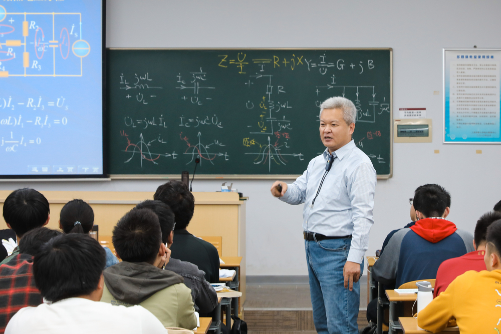 王润新老师在课堂上 王润新老师在课堂上
