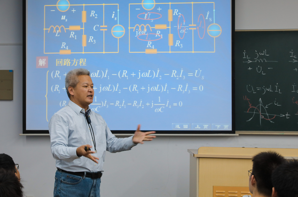 王润新老师在讲课 王润新老师在讲课