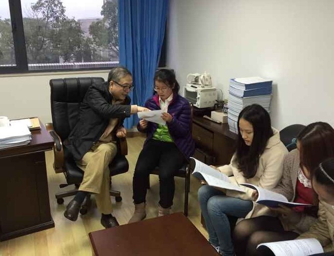 蒋正雄老师给学生做论文指导