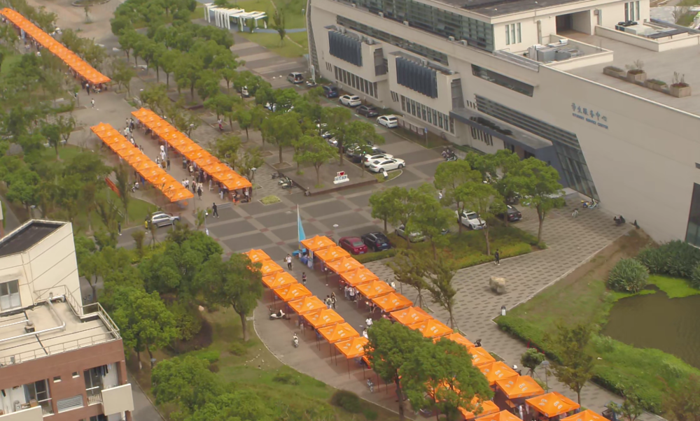 20230930015356880500.png 学生社团展示现场鸟瞰