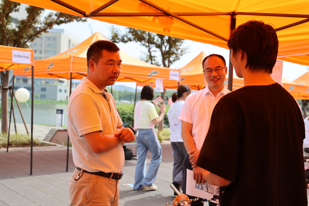 20230930015354230700.png 党委副书记、副校长李志鹏了解学生社团情况