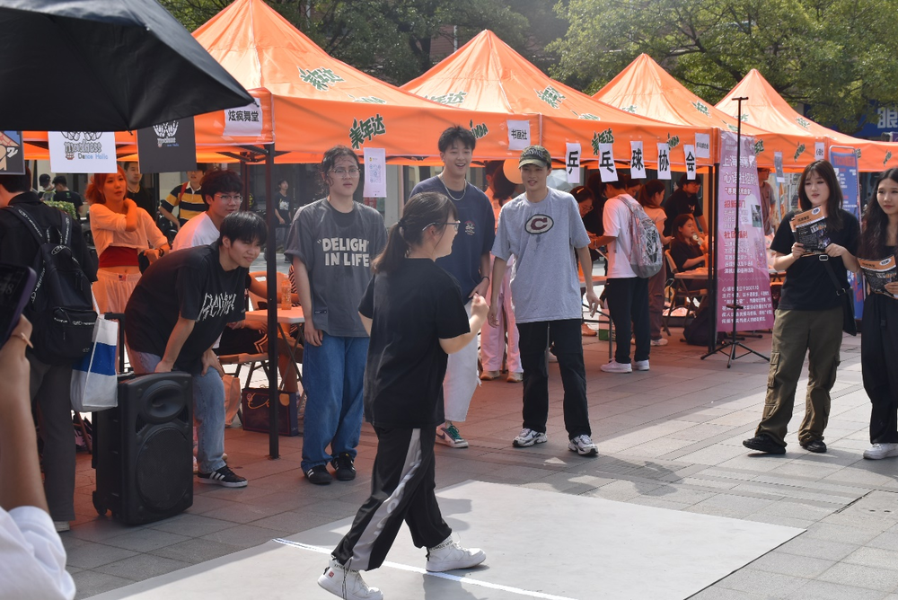 20230930015355764700.png 学生社团舞蹈表演