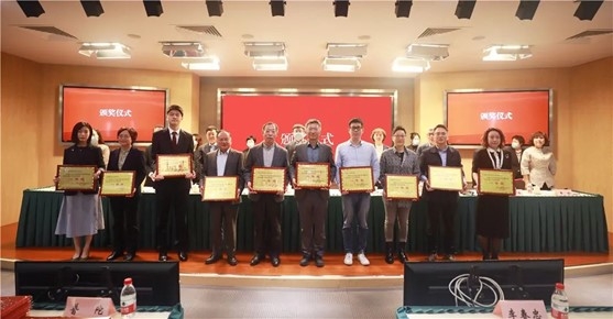 20221111020040556200.jpg 学校代表领奖