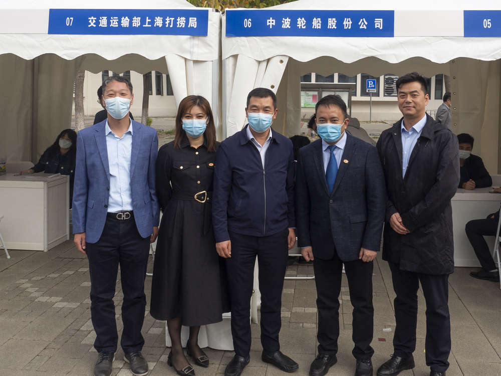 20221129105236485000.jpg 党委副书记、副校长李志鹏与用人单位工作人员合影