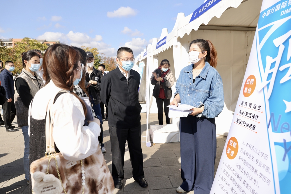 20221129105236373000.jpg 校长陆靖与用人单位、毕业生交流