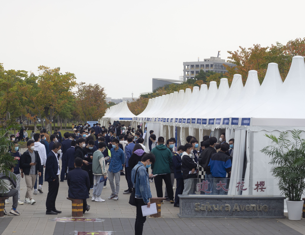 20221129105236570100.jpg 招聘会现场