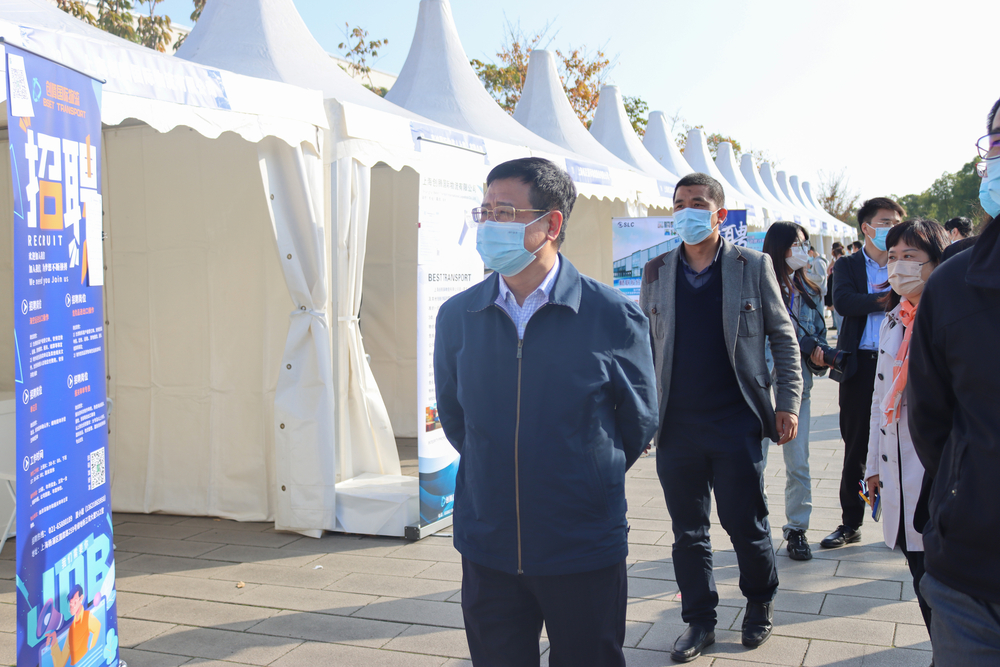 20221129105236105400.jpg 党委书记宋宝儒前往招聘会现场指导