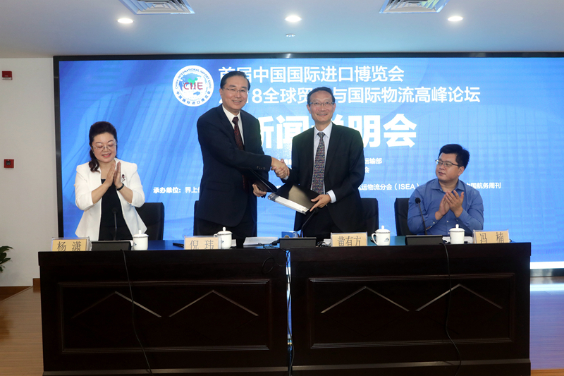 中国交通运输协会副秘书长倪伟与上海海事大学校长黄有方签订联办协议 中国交通运输协会副秘书长倪玮与上海海事大学校长黄有方签订联办协议