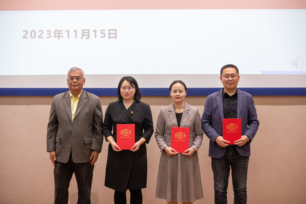 20231117134522412100.jpg 余思勤教授为获奖教师颁发二等奖证书