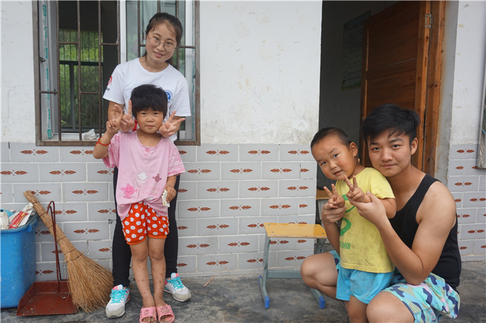 队员与孩子们在一起