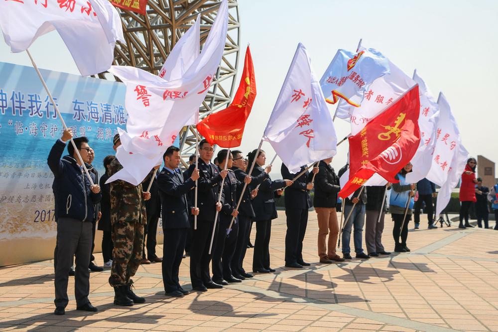 与会领导共同为志愿者团队授旗