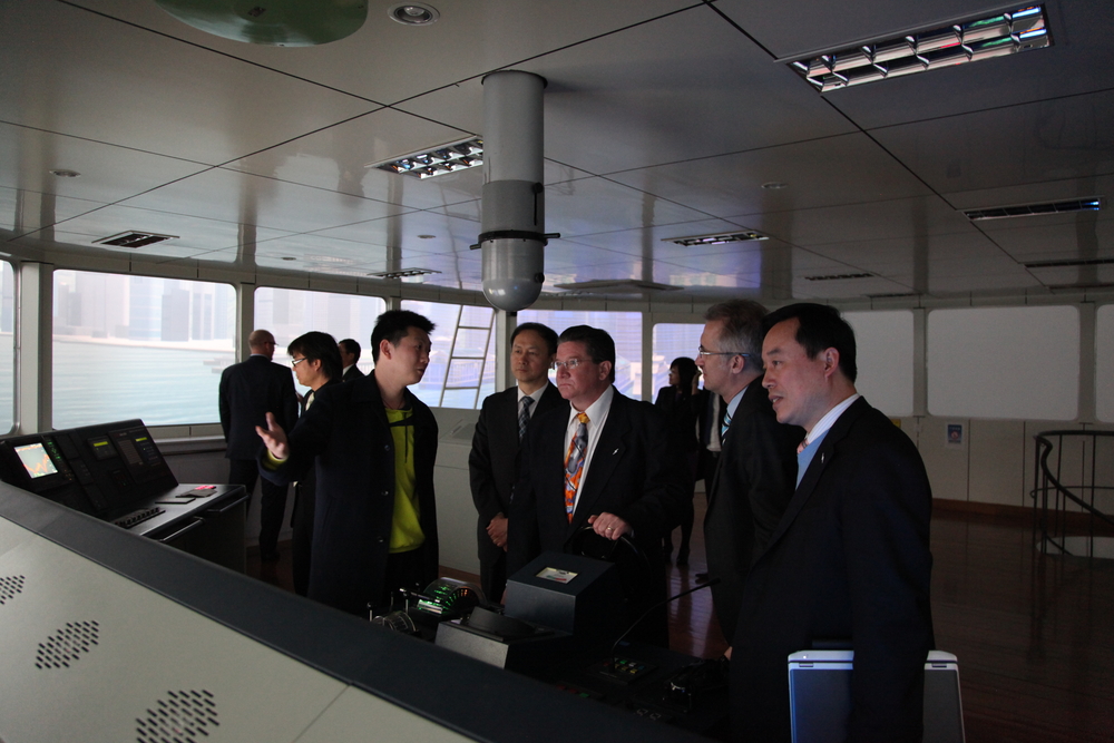 来宾参观航海模拟器