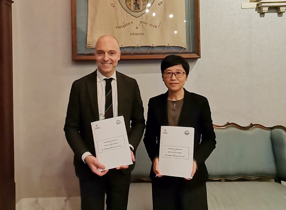 贺莉与德尔菲诺校长代表两校签订合作备忘录