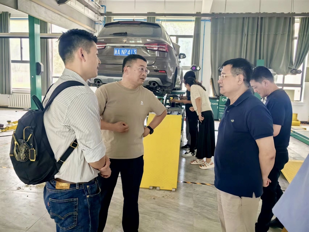 蔡游明（左一）介绍工作情况