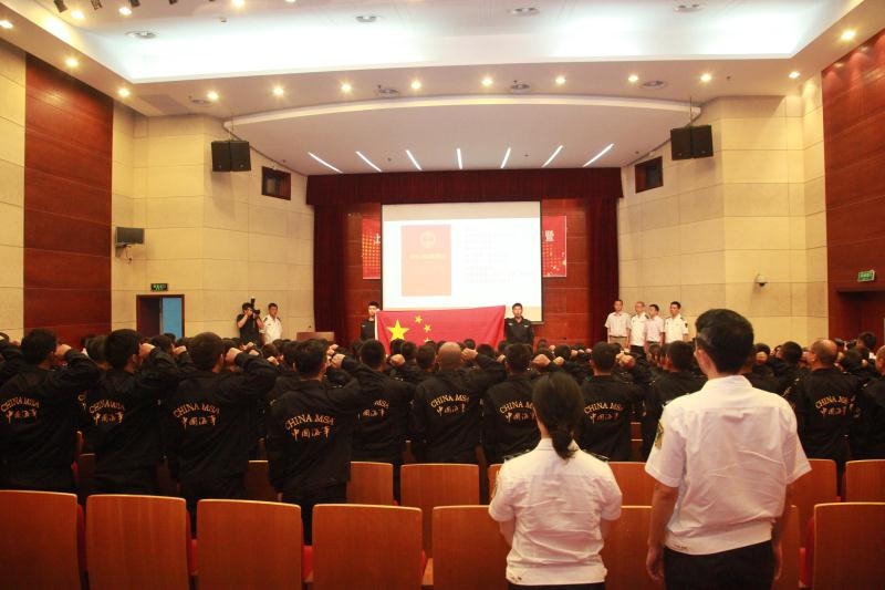 新录用公务员面对国旗进行入职宣誓