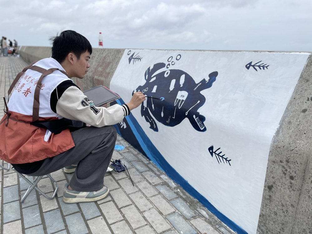 20240614032755702100.jpg 志愿者绘制海洋生态保护宣传画