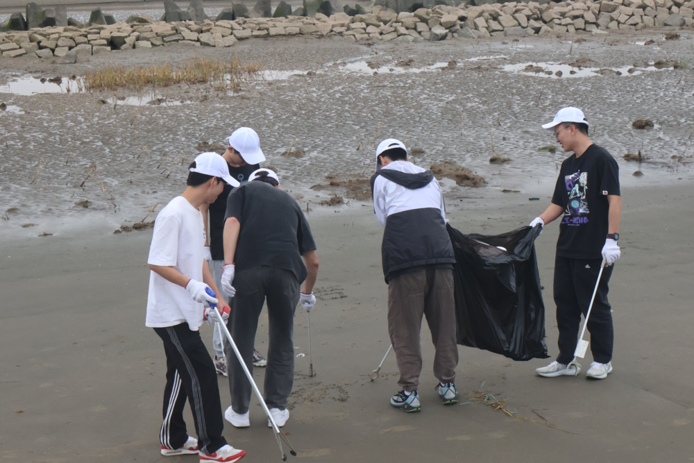 20240614032756487300.png 志愿者捡拾烟头