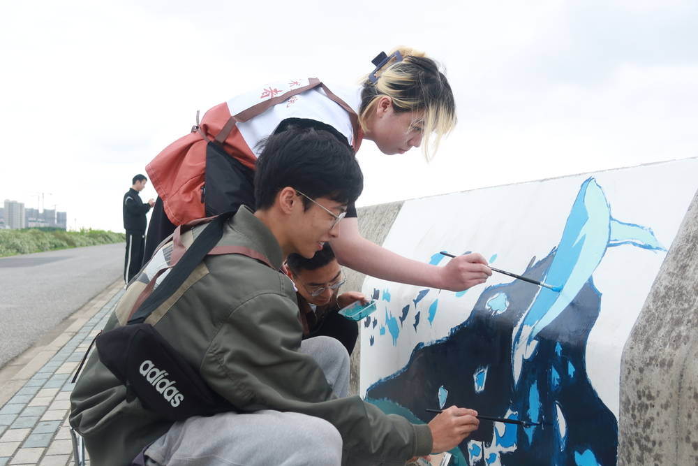 20240614032755398000.jpg 志愿者绘制海洋生态保护宣传画
