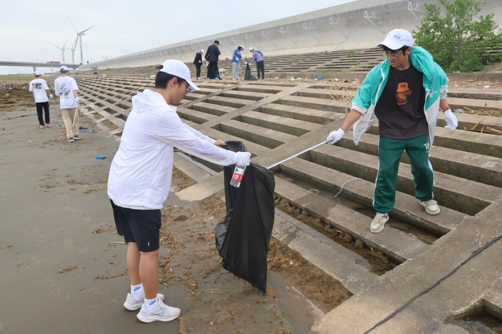 20240614032757662700.png 志愿者清除潮间带上的塑料废弃物