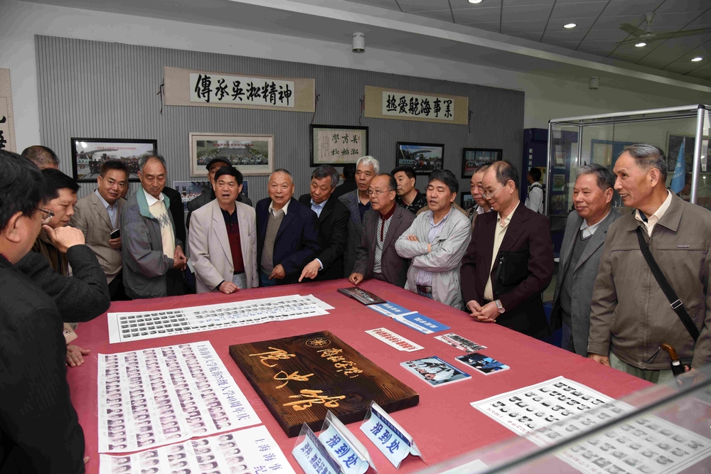 校友们参观商船学院图片展