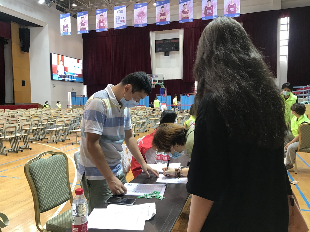 港湾学校党委教工志愿者陪同学生接种疫苗