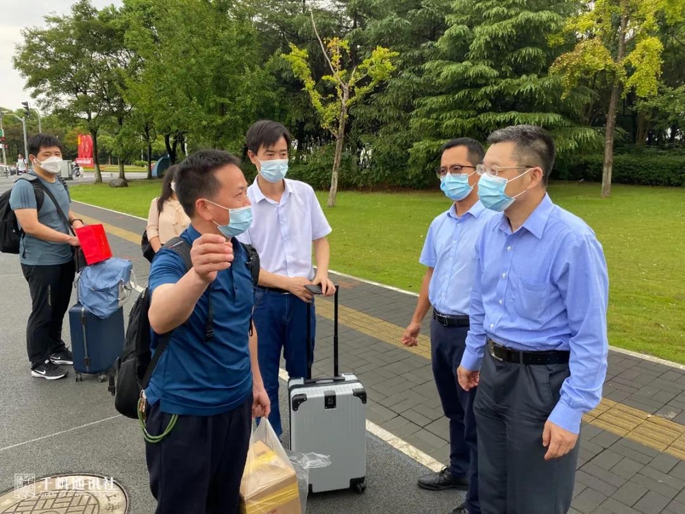 陆靖校长在地铁站慰问志愿者、迎接新生