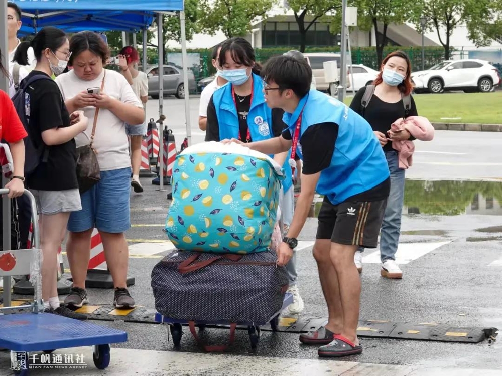 学生志愿者帮新生搬运行李 