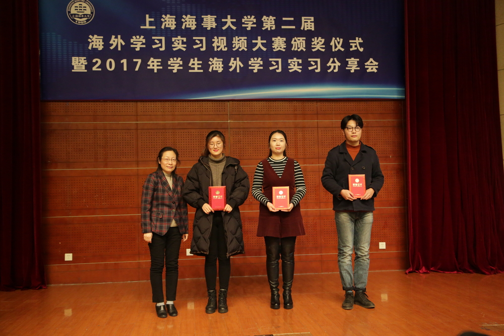 余宏荣处长为视频大赛二等奖获奖代表颁奖