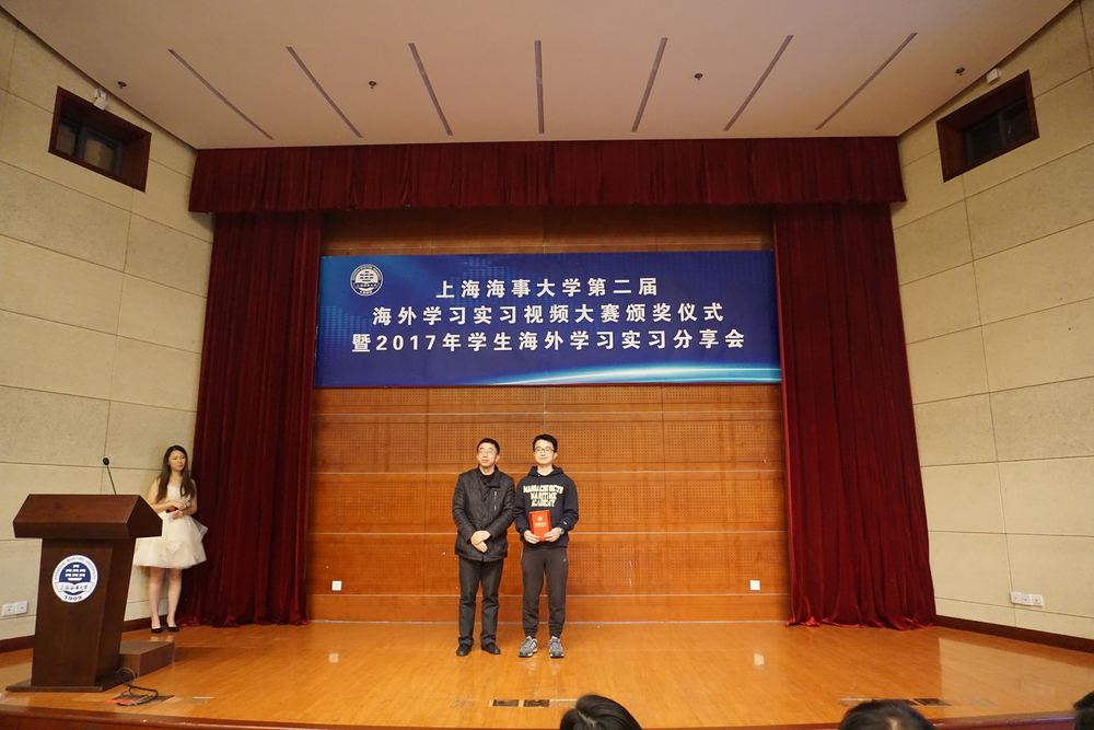 施欣副校长为视频大赛一等奖获奖代表颁奖