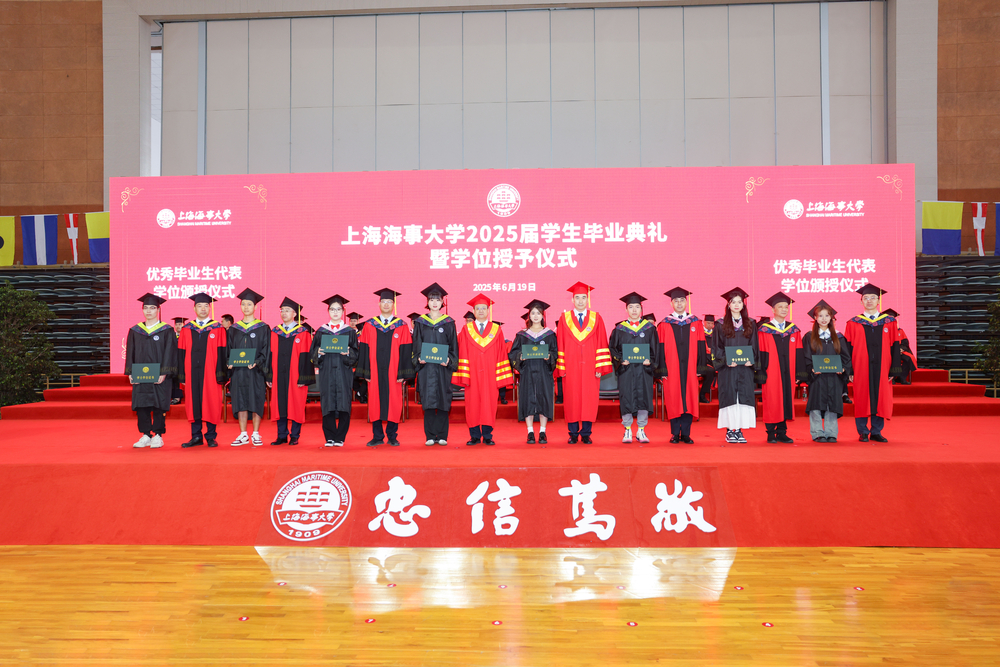 优秀本科毕业生代表接受校领导颁发的毕业证书、学位证书