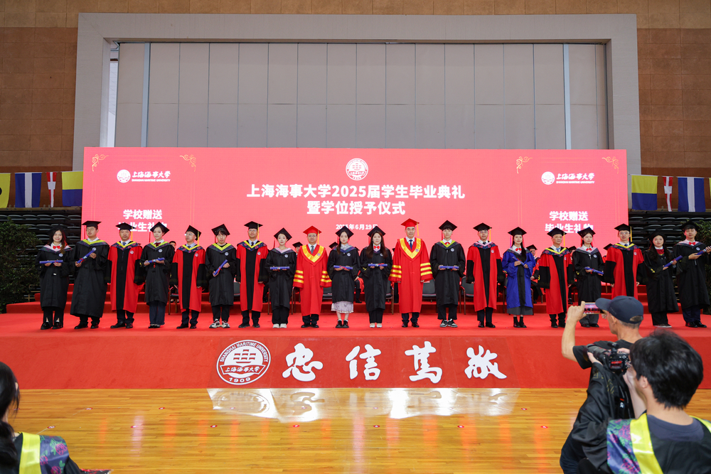 学校为全体毕业生赠送船锚定制款学位服、英文版学历和学位证书等毕业礼物