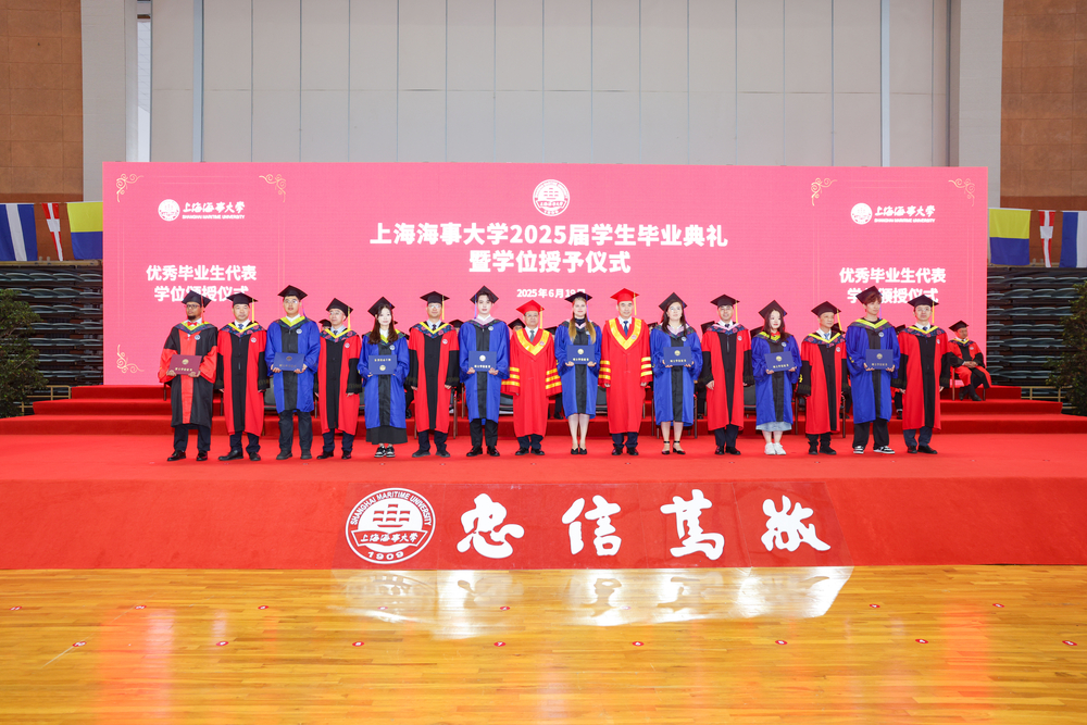 优秀硕士、留学生毕业生代表接受校领导颁发的毕业证书、学位证书