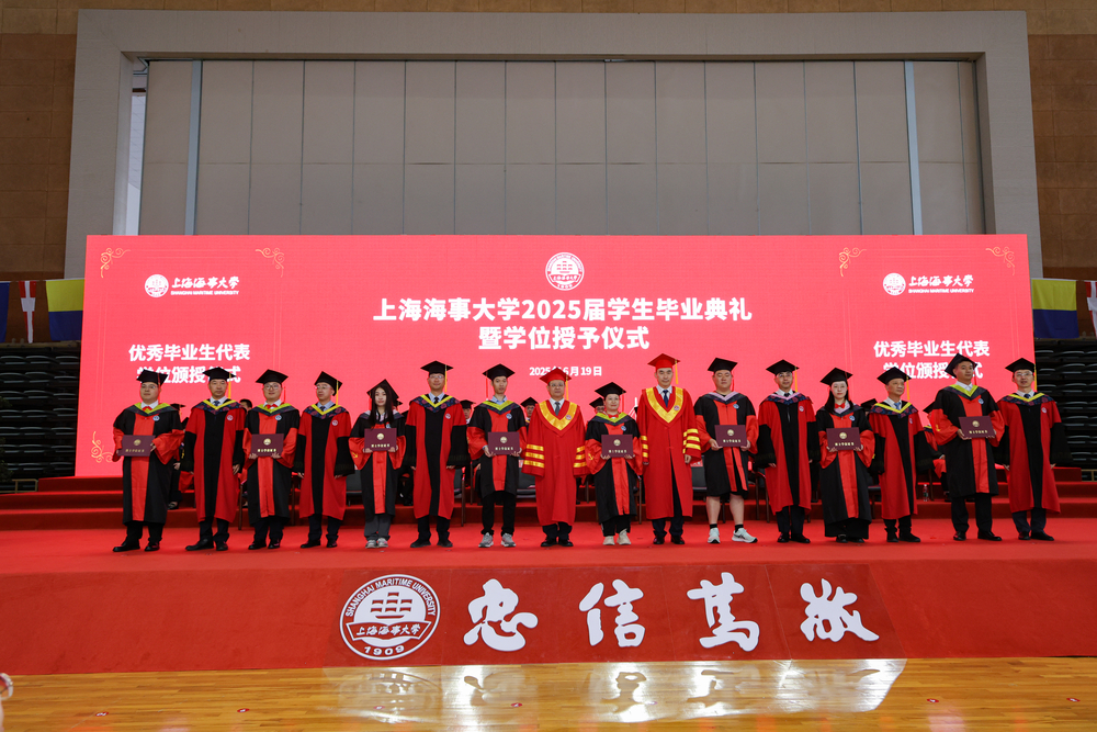 优秀博士毕业生代表接受校领导颁发的毕业证书、学位证书