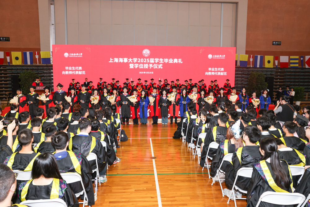 毕业生代表向各学院教师代表献花