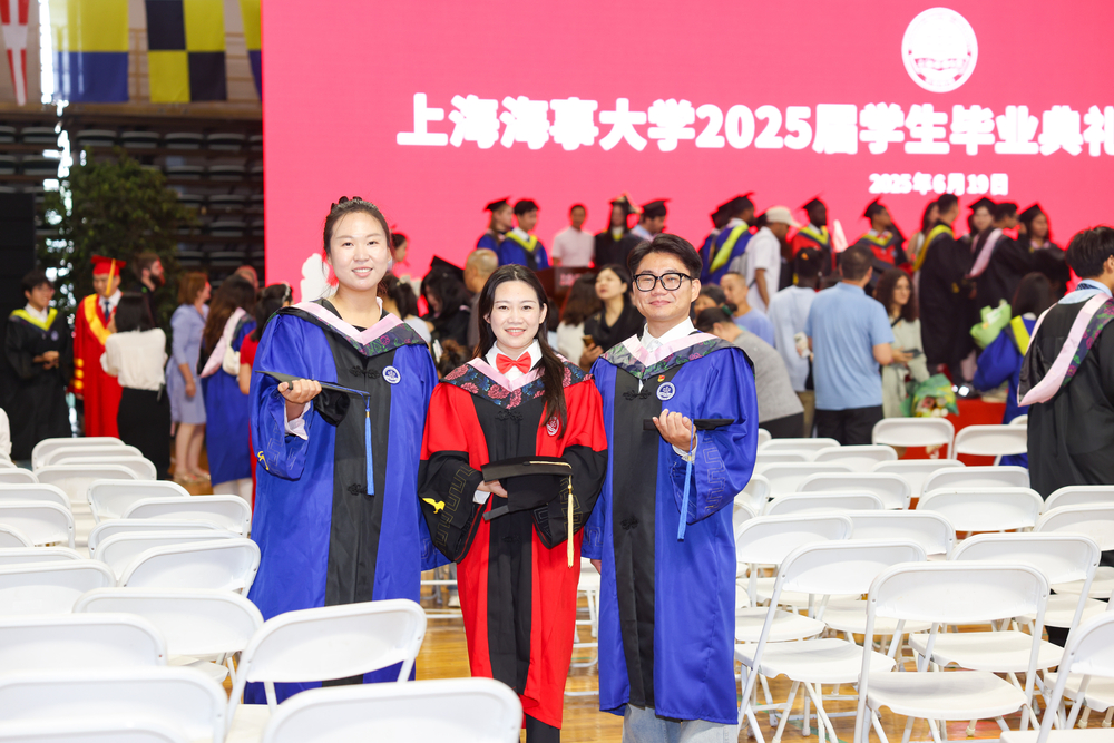 毕业生和导师合影