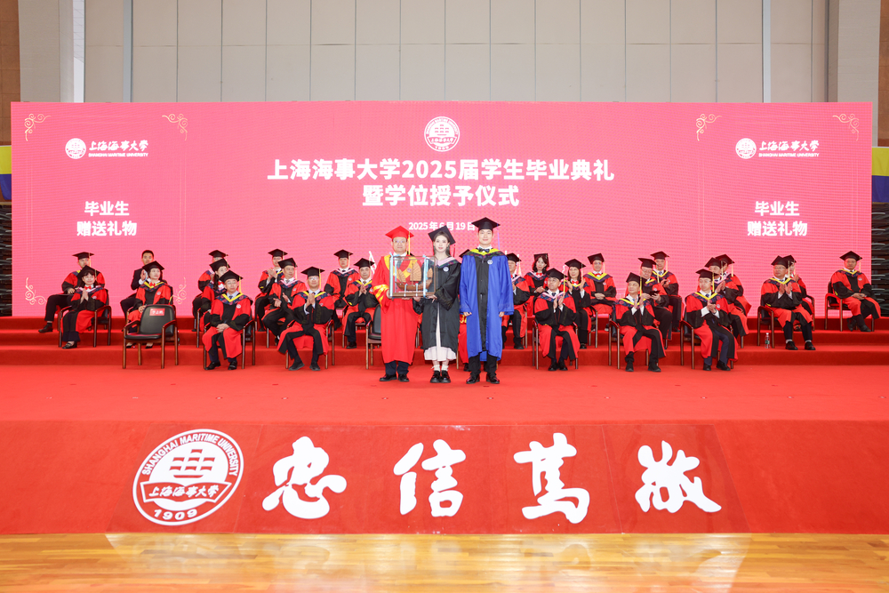 2025届全体毕业生向母校赠礼古船模——福船