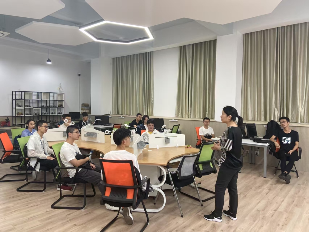 何敏老师上课
