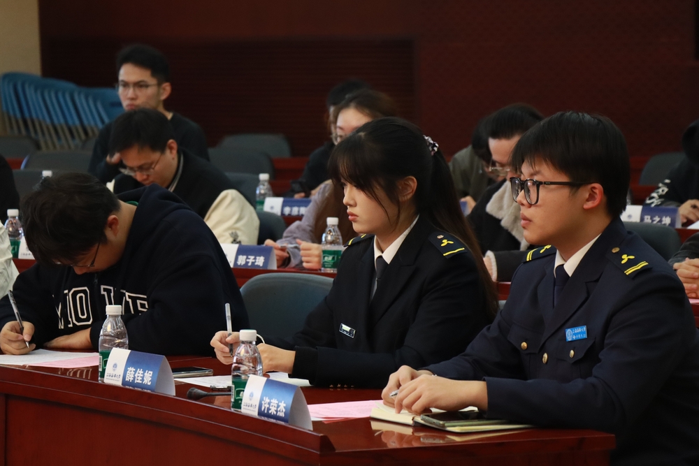 20241130013640257900.jpg 学生代表认真听取报告