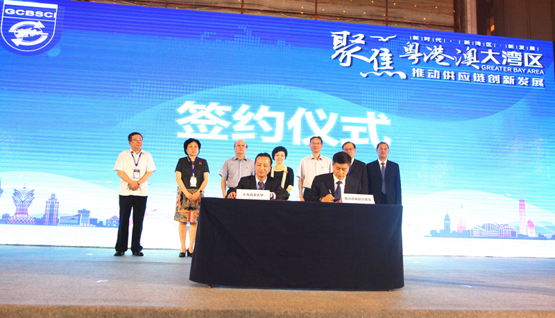 副校长严伟、南沙开发区管委会副主任潘玉璋分别代表双方共同签署《共建上海海事大学湾区研究生培养基地合作备忘录》 副校长严伟、南沙开发区管委会副主任潘玉璋分别代表双方共同签署《共建上海海事大学湾区研究生培养基地合作备忘录》