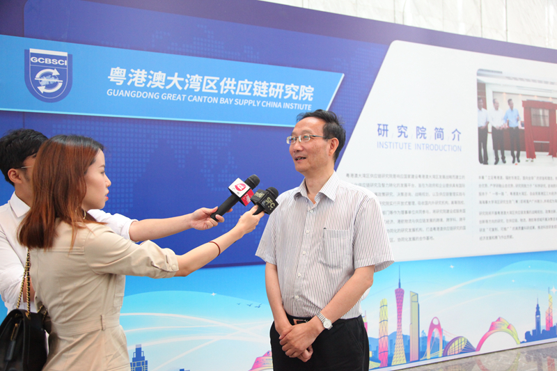 黄有方校长接受媒体采访 黄有方校长接受媒体采访